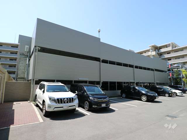 自走式立体駐車場と屋外平面式駐車場