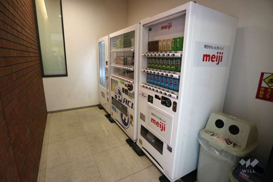 エントランス棟に自販機があります。