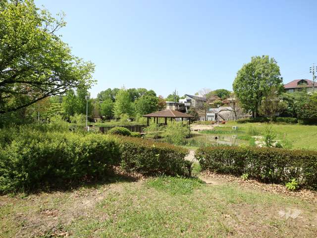 敷地の西側の『植園公園』
