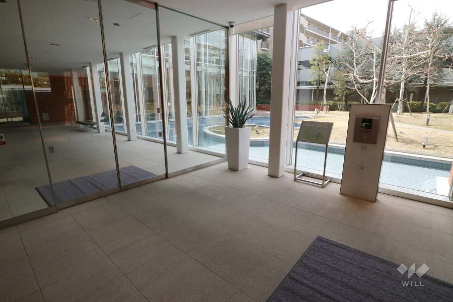 エントランスはオートロック付きです。