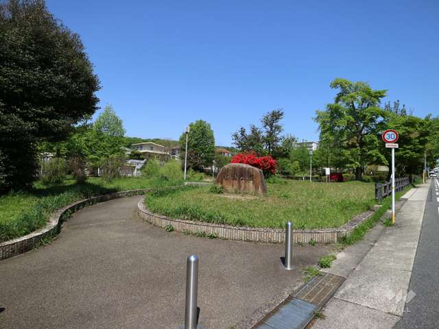 敷地の西側は植園公園です。