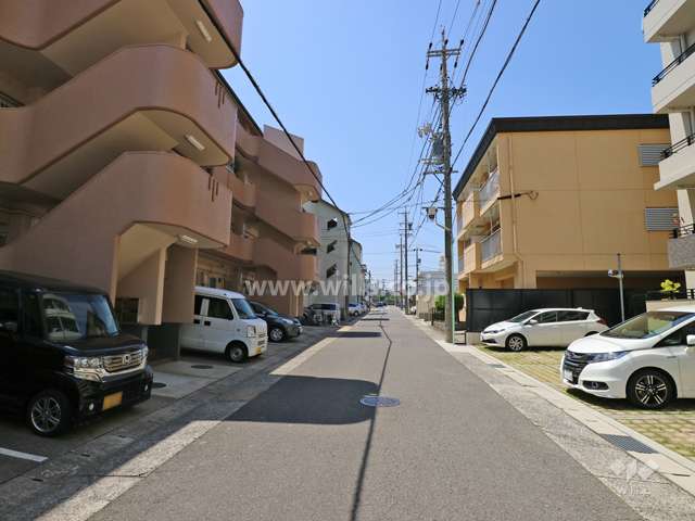 敷地の北側前面道路（東側から）