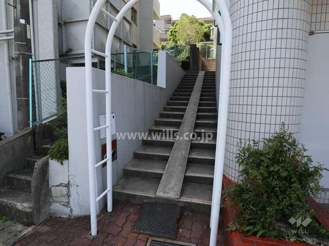 駐輪場入口(敷地東側)