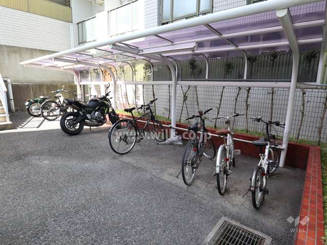 駐輪場およびバイク置場(敷地東側)