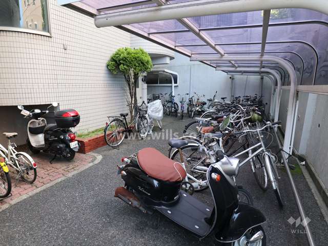 駐輪場およびバイク置場(敷地西側)