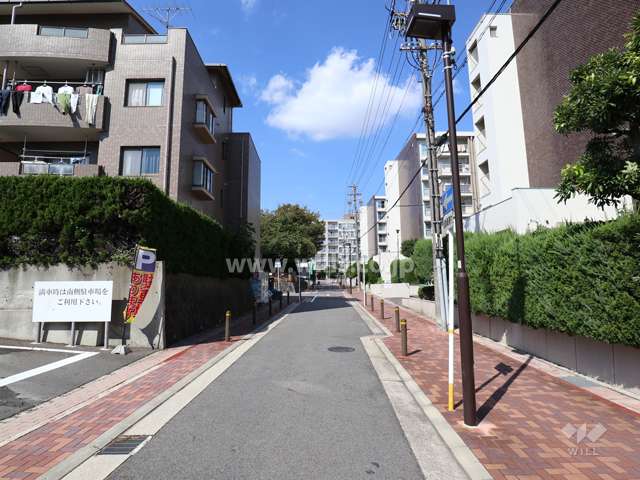 敷地西側の前面道路（南側から）