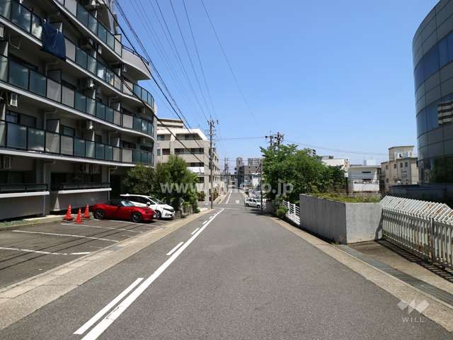 敷地の南東側前面道路（南西側から）