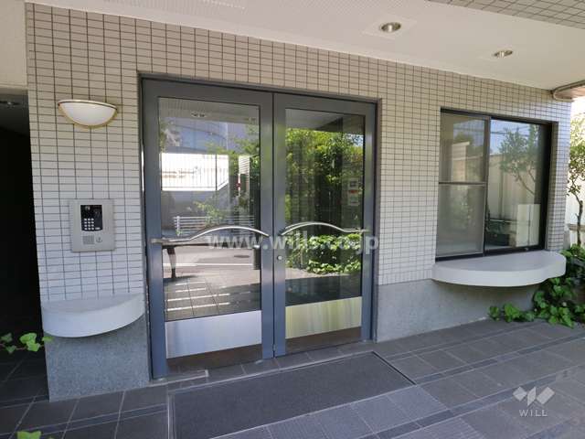 エントランスはオートロック付きです。