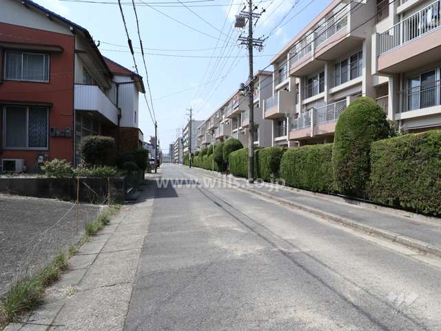 敷地南側前面道路(東側から)