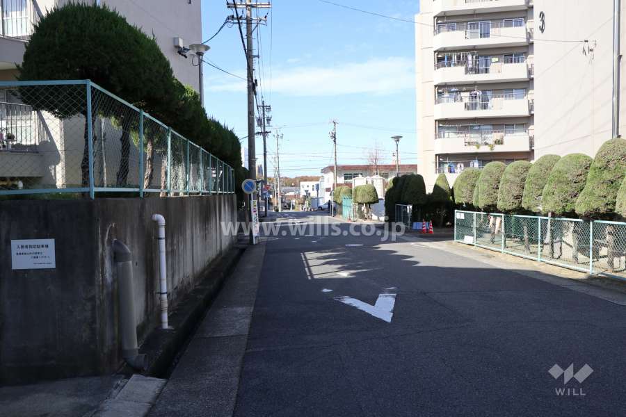 敷地西側の前面道路