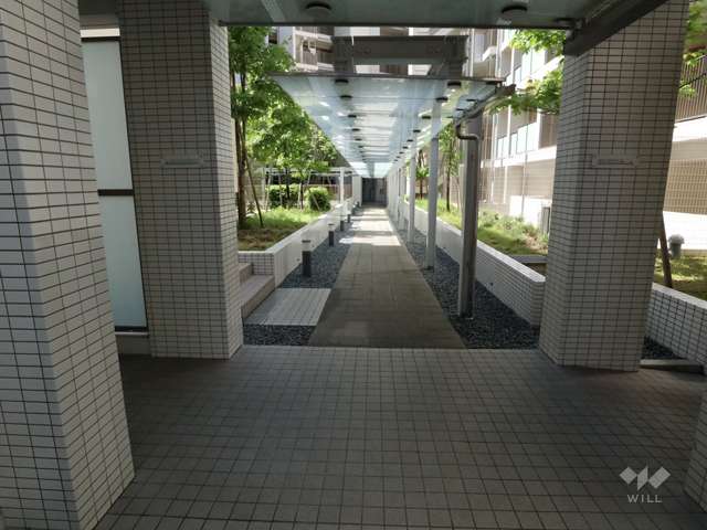 敷地内の各棟をつなぐスロープ