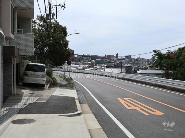 敷地西側の前面道路(北側から)