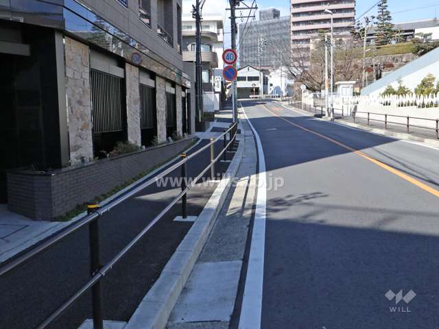 敷地東側の前面道路(南側から)