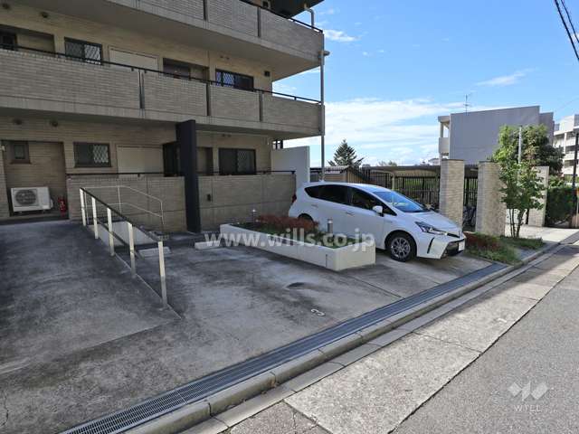 敷地北西部にある駐車場（屋外平面式）