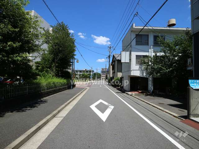 敷地の東側前面道路（南側から）