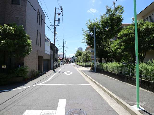 敷地の東側前面道路（北側から）