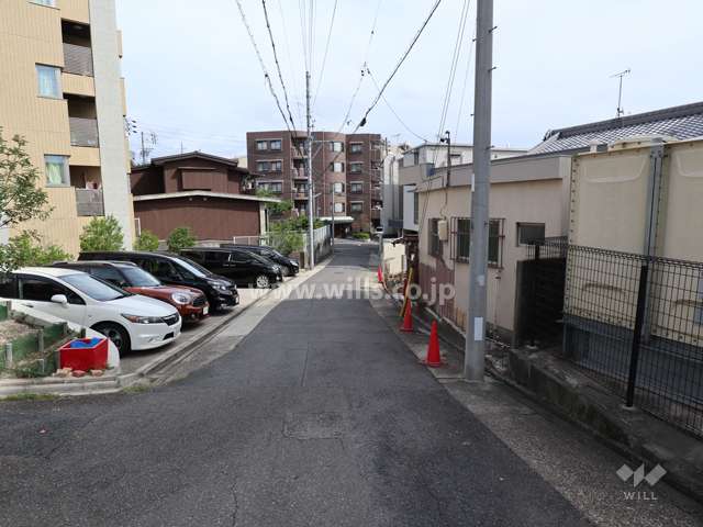 敷地北側の前面道路(西側から)