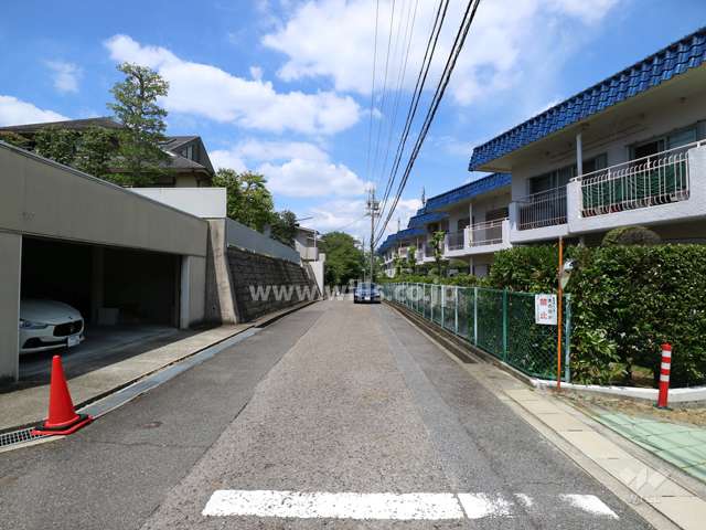 敷地西側の前面道路