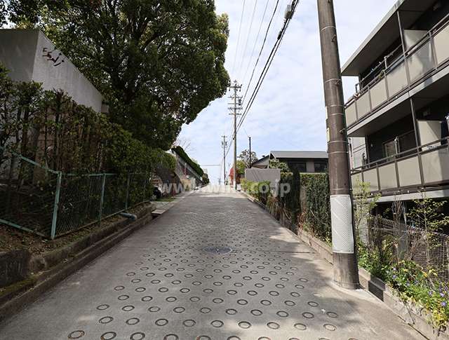 物件の北側前面道路（東側から）