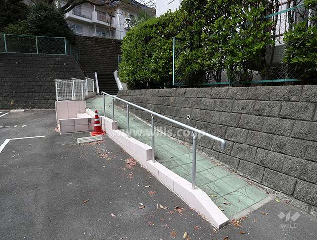 住居入口へのアプローチ