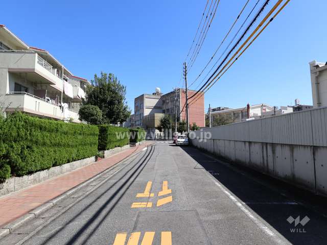 敷地の南側前面道路（西側から）