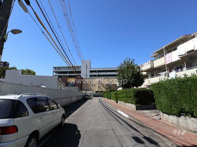 敷地の南側前面道路（東側から）