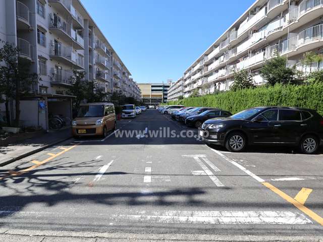 敷地の南側前面道路（東側から）