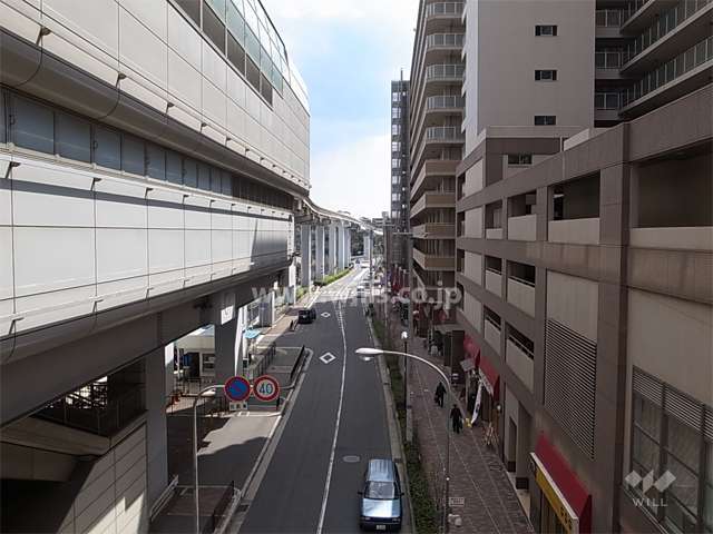 敷地東側の前面道路。棟内に各種生活施設が揃っています。