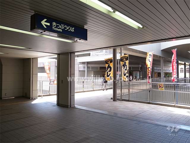 モノレールの駅から直接橋で結ばれています。