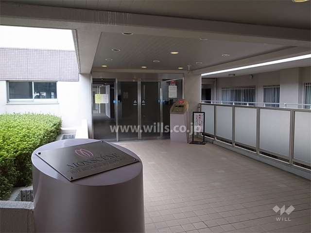3階にあるエントランス（同じフロアに駅の改札があります。）
