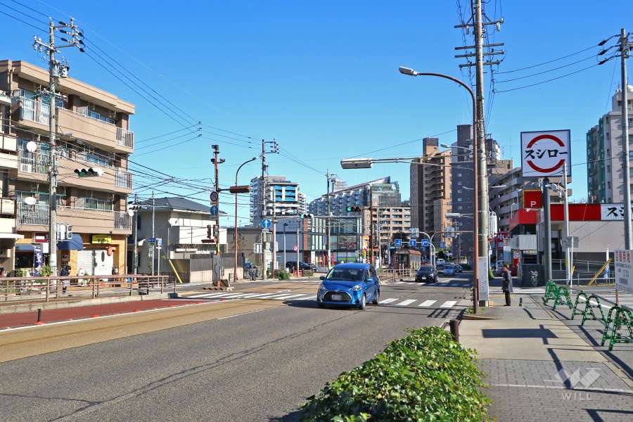 敷地南側の前面道路（３車線のバス通り）