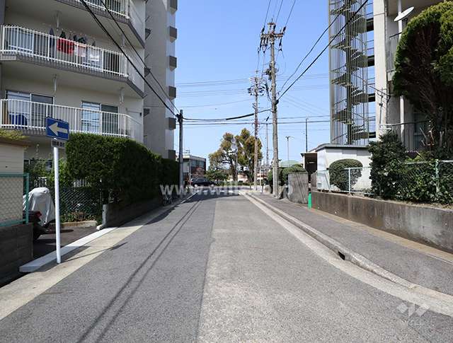 物件の西側前面道路（南側から）