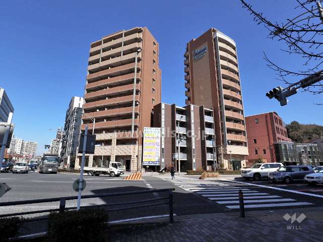 敷地西側の全面道路及び交差点。直交する道路はどちらも3車線。