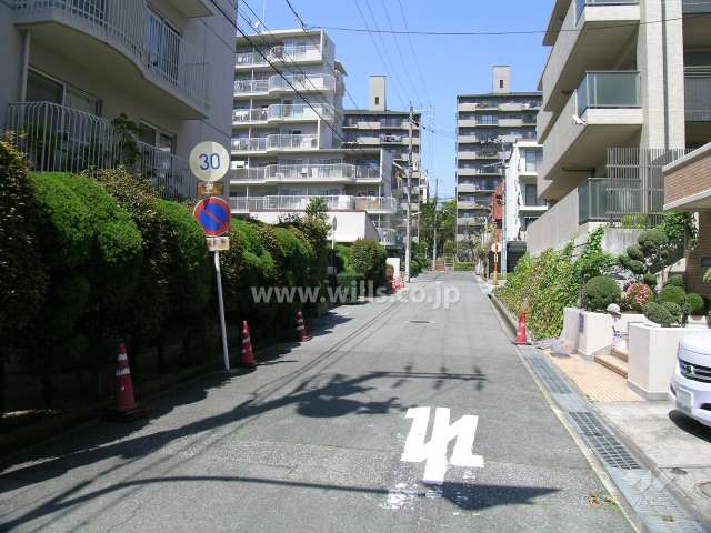 敷地東側の前面道路。敷地の周囲に植栽スペースが設けられています。
