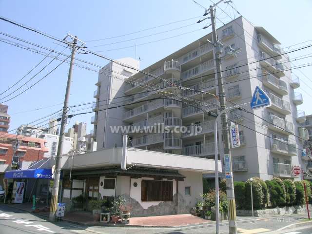 2棟の北側には店舗棟があります。