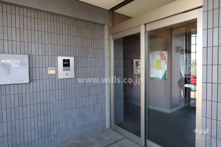 エントランスはオートロック付きです。