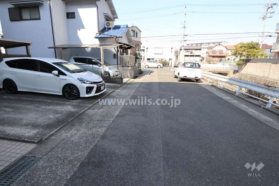 敷地北側の前面道路(東側から)