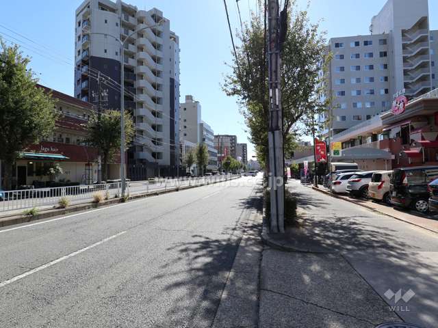 敷地東側の前面道路（北側から）