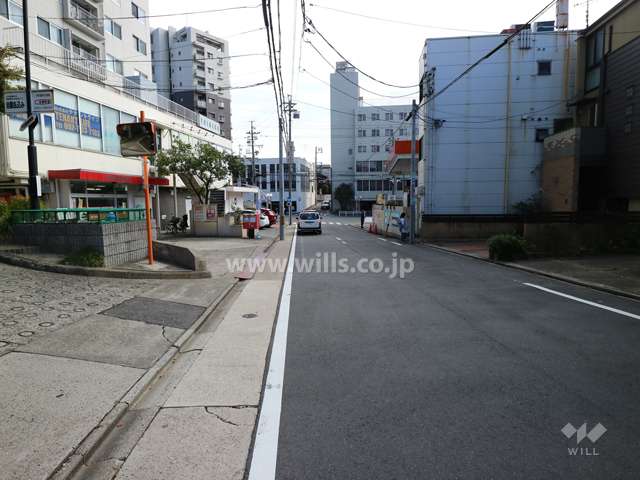 敷地南側の前面道路