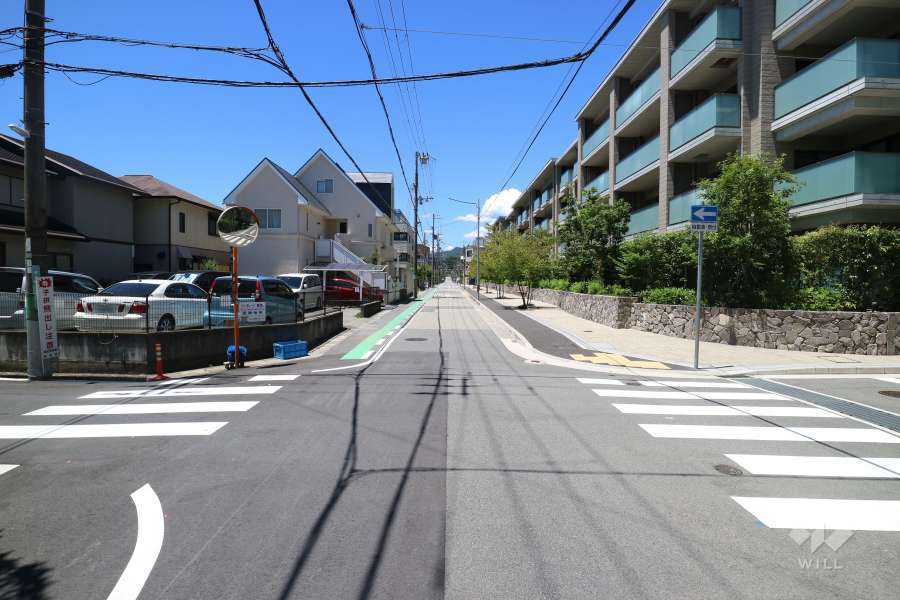 敷地南側の前面道路（西方向）