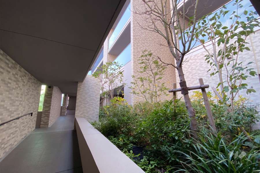 共用廊下に面して中庭があります。（花の小路）