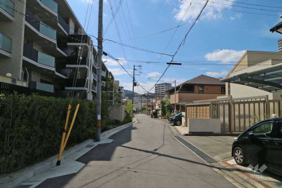 敷地北東側の前面道路(南東側から)