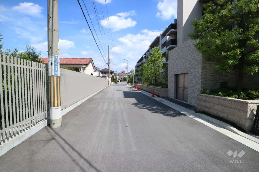 敷地北東側の前面道路(北西が側から)