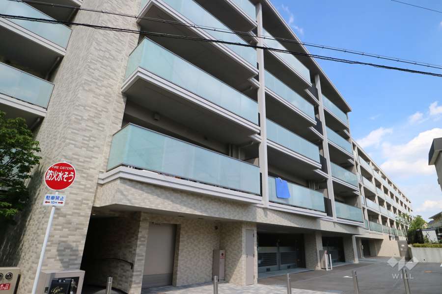 外壁はタイル張りです。