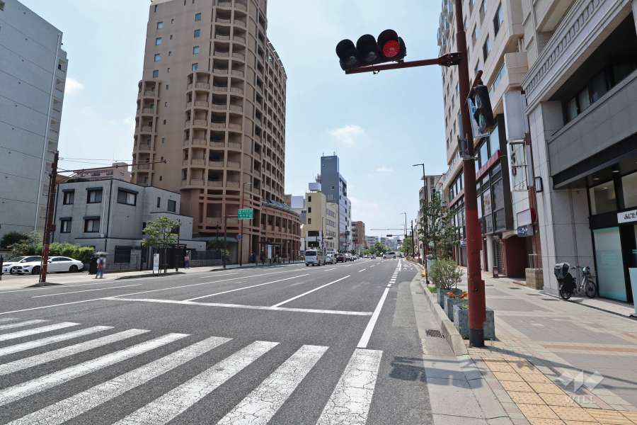 敷地南側の前面道路（東側から）山手幹線です。