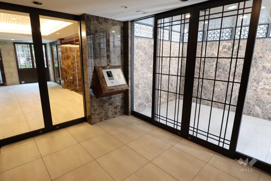 エントランスはオートロック付きです。