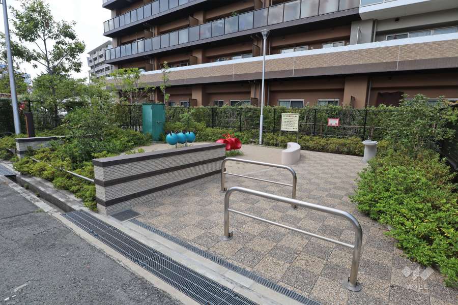 敷地に隣接して小さな公園があります。