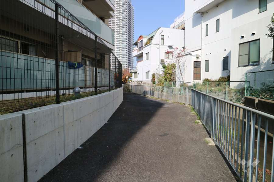 敷地の北西側通路