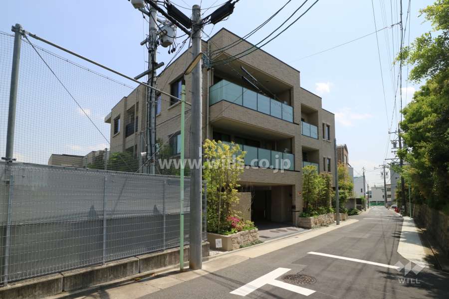 グランドメゾン覚王山菊坂町の遠景。周辺は一戸建てとマンションが混在する丘陵地です。