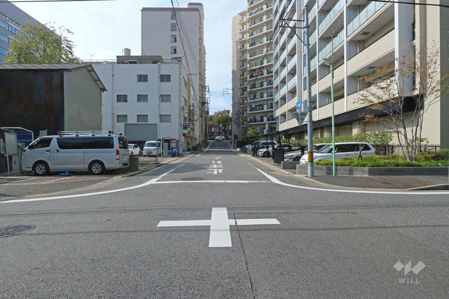 敷地南側の前面道路（東側から）